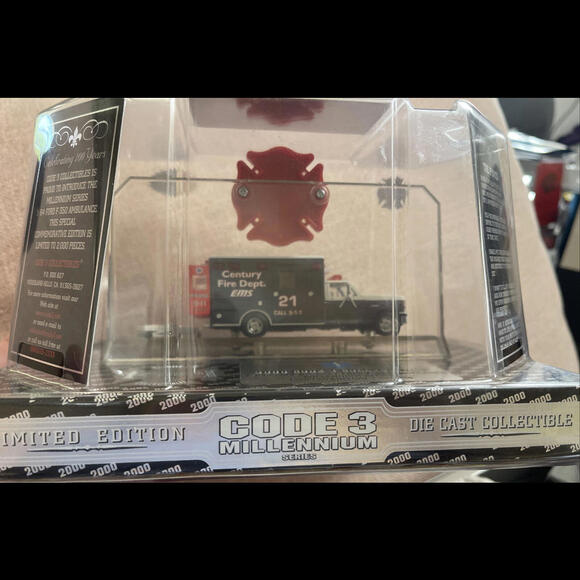 Code 3  - 1/64 ~ Millennium Series Ford F-350 Ambulance 21 (12214) - MIB - Picture 6 of 9